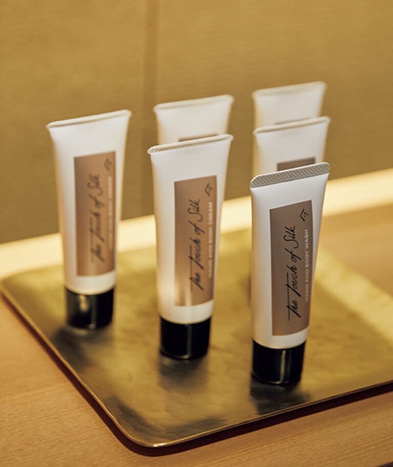 ボディケアコレクション「The Touch of Silk」は、シルクが持つ高い保湿効果に着目して生み出されたシリーズ。