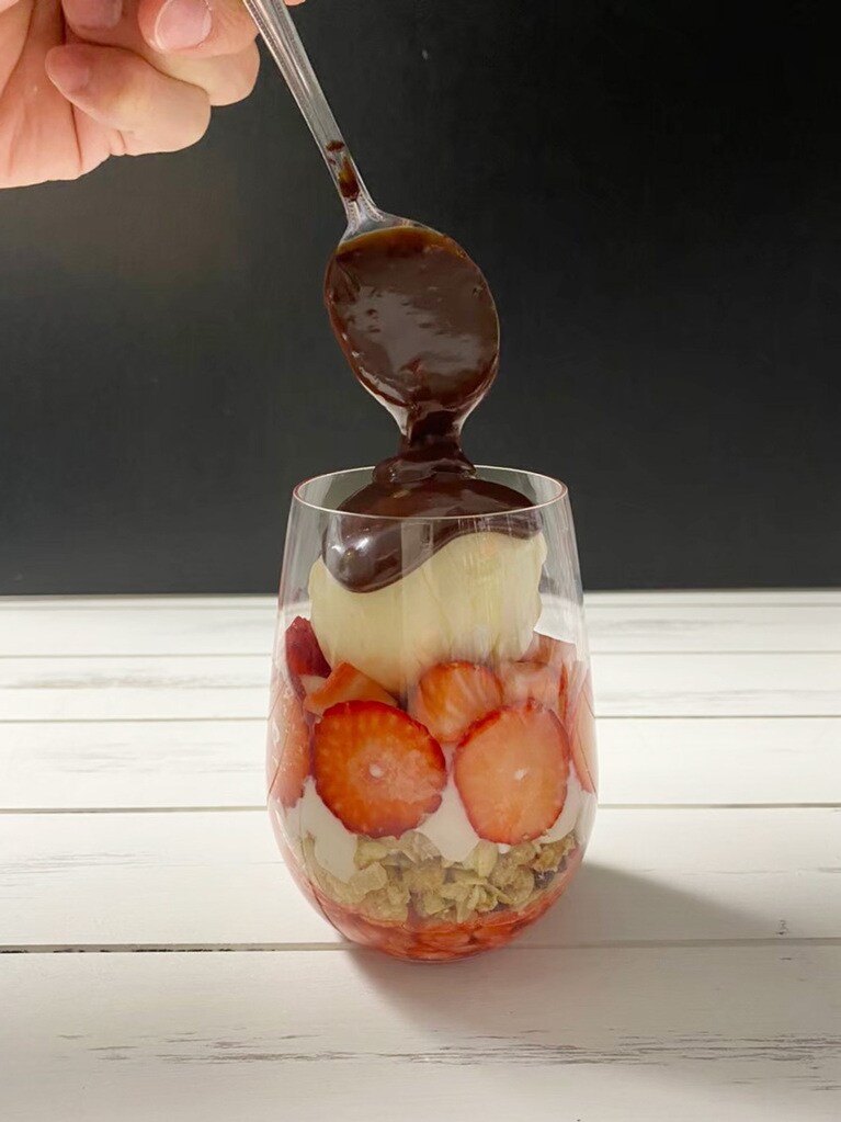 チョコソースをかける。