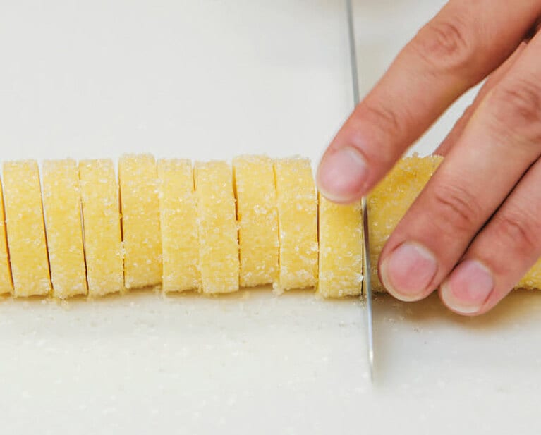 生地の角や表面が荒れていると、きれいに焼き上がらないので注意してください。