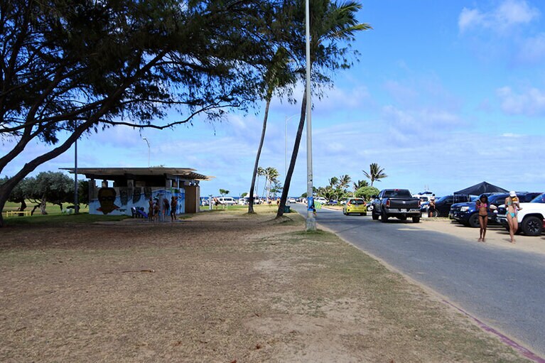 入り口から左手にあるトイレ＆シャワーの奥にも駐車場が。