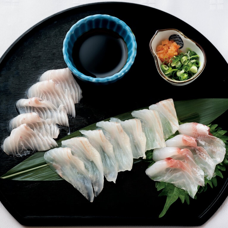 鮮度抜群の魚介をお造りで。この日は、目鯛、ヒラメ、石鯛の薄造り。
