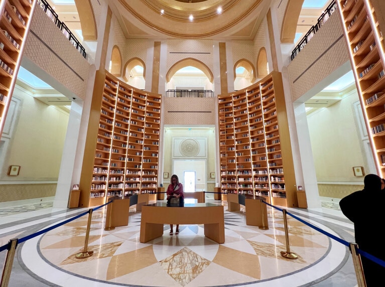 数世紀にわたるアラビアの知識と文化が集められた「カスル・アル・ワタン図書館」。ここも天井はドーム型で、天井近くまである大型の書棚には、5万冊の書籍が装飾のように美しく並べられている。