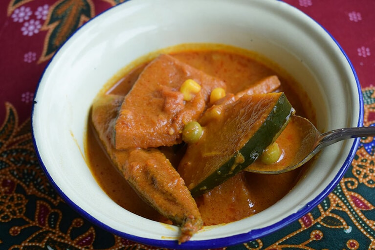 ベジタブルカレー。丸ごとのオクラ、シャキシャキ食感のレンコンなど、野菜のサイズ感と食感はまるでレストランの味。なお、動物性食材は使用していないので、ベジタリアンの方も安心。