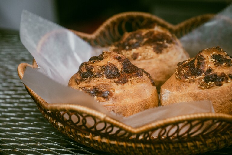 「スパイスチーズロール」420円。