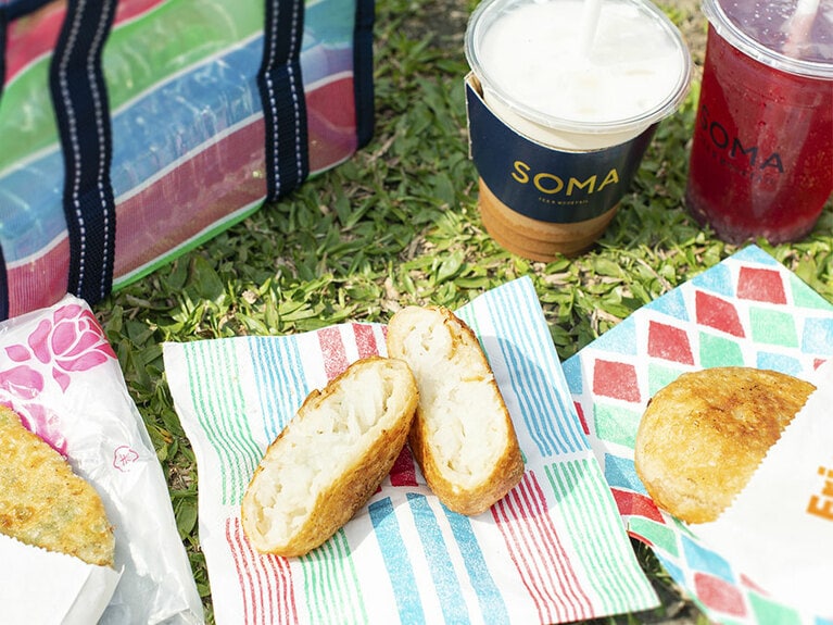 A：高山茶とローゼルをブレンドしたローゼル菁茶70元／SOMA 特調飲品 B：プレミアム紅茶オレ90元／SOMA 特調飲品 C：葱油餅25元／温州街蘿蔔絲餅達人 D：蘿蔔絲餅30元。千切りの大根がたっぷり／温州街蘿蔔絲餅達人 E：葱油餅に玉子10元トッピングが地元の人おすすめの食べ方／温州街蘿蔔絲餅達人