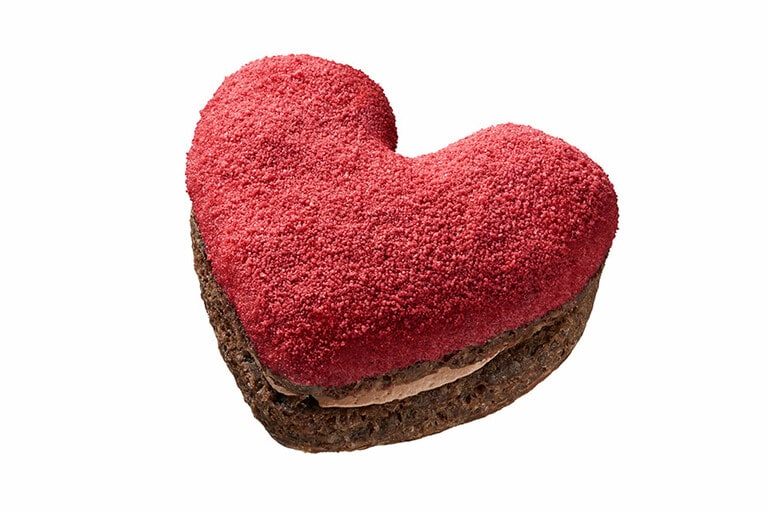 デニッシュショコラ フランボワーズ 230円。ピエール マルコリーニの代名詞でもある ハートのボンボンショコラ「クールフランボワーズ」を、ココア風味のデニッシュ生地で表現。中にはガナッシュホイップとフランボワーズフィリングをサンドし、フランボワーズシュガーをトッピング。