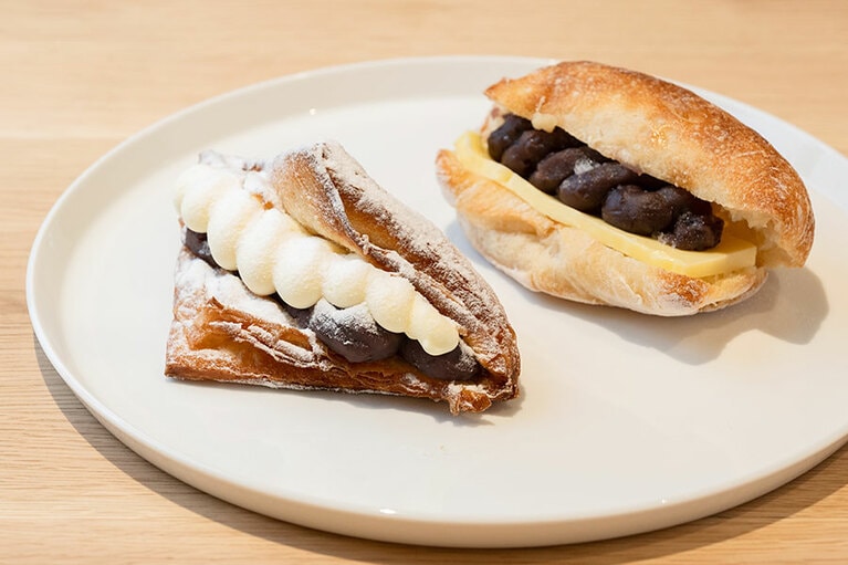 左から、「あんクレーム」470円、「チャバタあんばた」380円。一見主役に見えるあんとバターが、チャバタの酵母の香りを引き立てる名脇役！