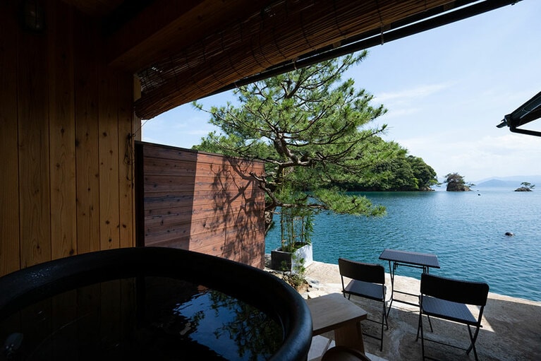 露天風呂付き客室「典雅」。温泉に浸かりながら絶景が楽しめる。