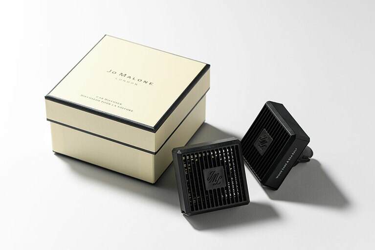 五感を呼び覚ます香りが心地よい空間を演出。カー ディフューザー 各8,500円、リフィル(ライム バジル ＆ マンダリン、ウッド セージ ＆ シー ソルト)各4,300円／JO MALONE LONDON