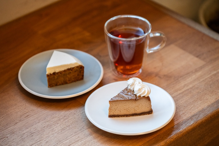 キャロットケーキ（奥）と黒糖キャラメルチーズケーキ（手前）。