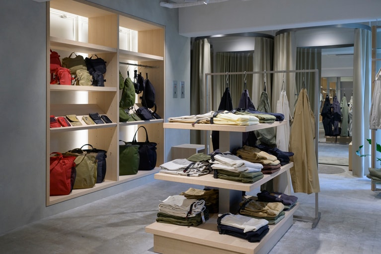 ユニセックスで穿ける定番のパンツも揃っている。