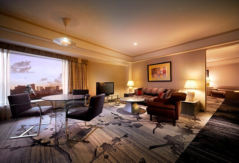 シックなインテリアの「コーナースイート」。