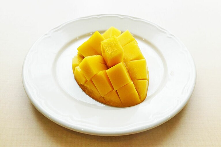 千疋屋さんおすすめのマンゴーダイスカットを実践。