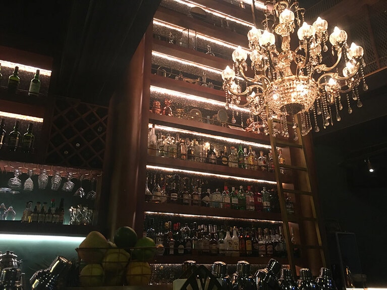 3階からぶらさがっているシャンデリアの存在感と美しさに目を奪われます。