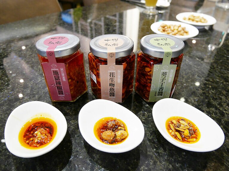 お土産にもぴったりなラー油は3種類。どれも個性があって美味。