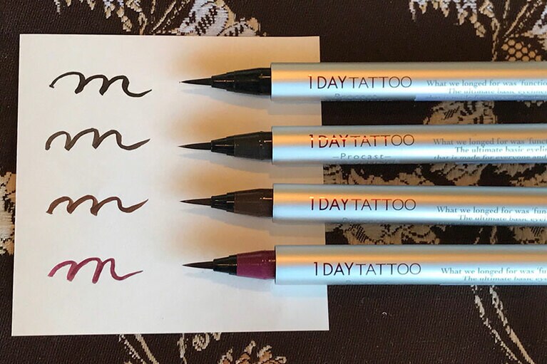 K-パレット1DAY TATTOO プロキャスト ザ・アイライナー 上から、パキッときれいに発色する黒の01 アイスブラック、黒目がちな人の瞳にもなじみやすい、黒に近い焦げ茶の02 ショコラブラウンブラック、02よりブラウン感の強い03 ココアブラウン、赤紫の小豆色だけど、ほどよくダークなので悪目立ちせず使いやすい04 アズキ。各1,500円／クオレ