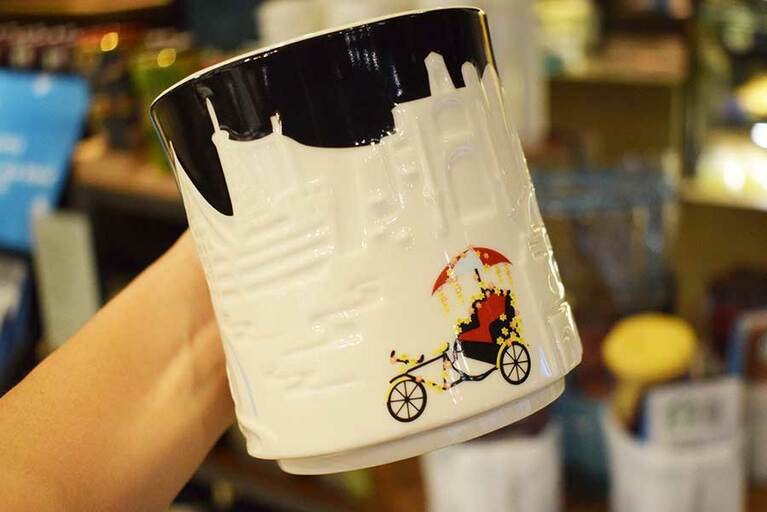 マラッカのご当地マグ 39.60リンギット。マラッカでよく見かける昔ながらの交通手段、人力車(トライショーやベチャと呼ぶ)がデザインされている。