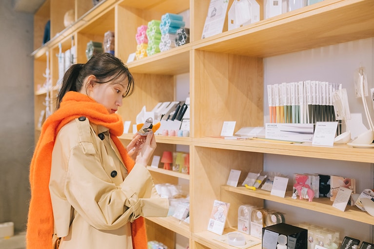 いろいろと手に取りながら、真剣に選ぶ大野さん。