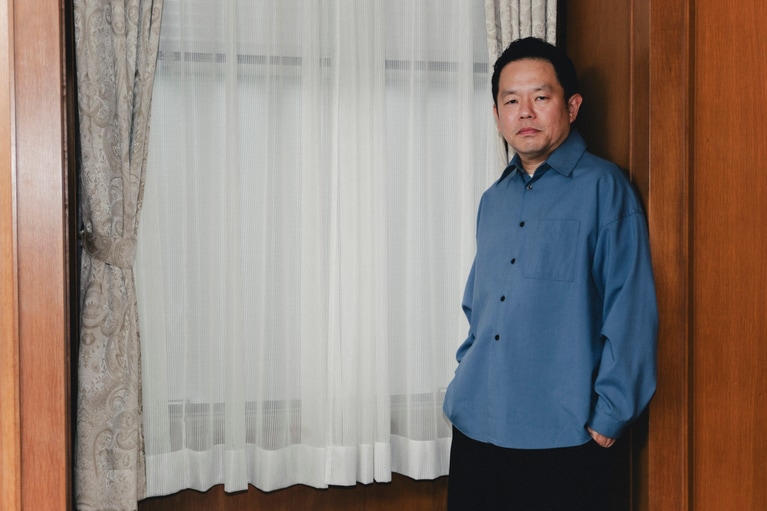 カメラを向けた瞬間に文豪が降臨したダイアン・津田篤宏さん。