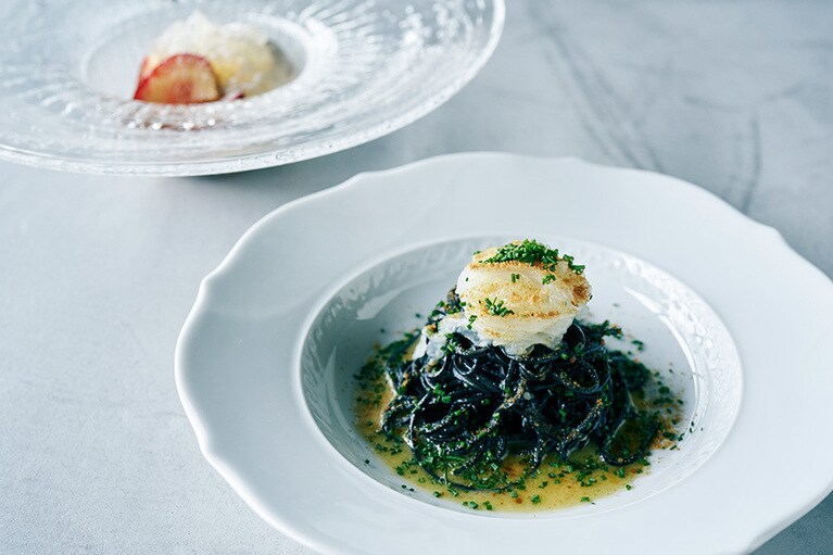手前「イカスミのタリオリーニ アオリイカのカルパッチョとカラスミ」、奥「苺の黒酢マリネ マスカルポーネのムースと蜂蜜のジュレ」。