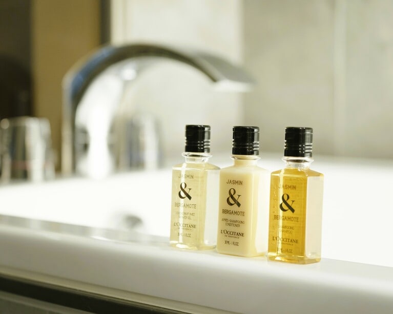 「プレミアグラン」では、上質なステイに寄り添うアメニティを用意。バスアメニティは、特別感のあるロクシタンのジャスミン＆ベルガモット シリーズ。