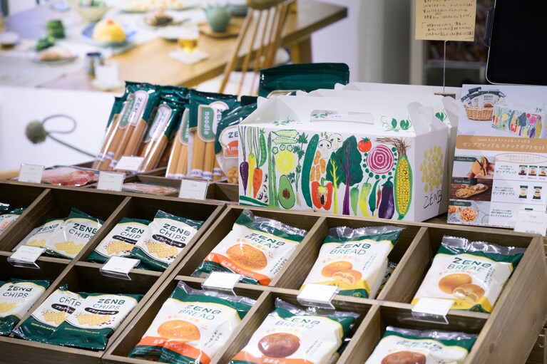 グルテンフリー食品＜ZENB＞を日頃から愛用するアーティスト・yukartさんがデザインしたギフトボックスも数量限定で販売。撮影：釜谷洋史
