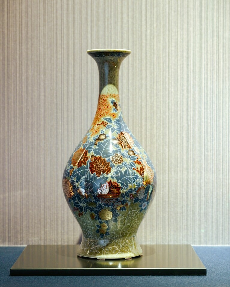 十四代の作品。伝統技法と独自に編み出した手法を融合させ、現代の「色鍋島」を日々探求しています。