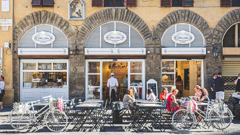 以前のレストランの様子。今後は店内客席の1メートル間隔が義務付けられて客数激減のため、テラス席の確保に必死。©Sergio Toress Baus, 123RF