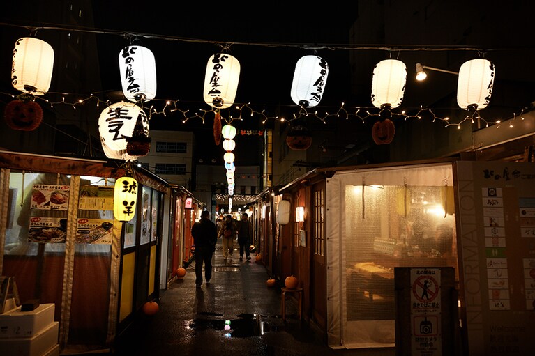 独自の風情に誘われて、毎夜、たくさんの人が訪れる「北の屋台」。