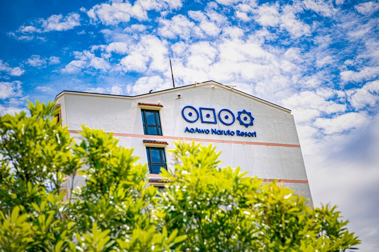 ロゴは縄文時代に使われていたと云われる、ヲシテ文字に着想したデザイン。