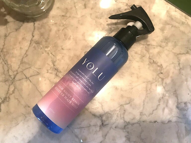 インバス、アウトバス、どちらでも使える髪の導入美容液。後に使うトリートメントの働きをサポートし、毛髪の水分をコントロールする成分も配合。パサつきやうねりを引き起こす乾燥から髪を守る。ツヤを与えるナノプロテインも配合。明るい気分になれるジャスミン＆チュベローズの香りも好評。YOLU カームナイトリペアブースターヘアミスト 200mL 1,540円／アイエヌイー