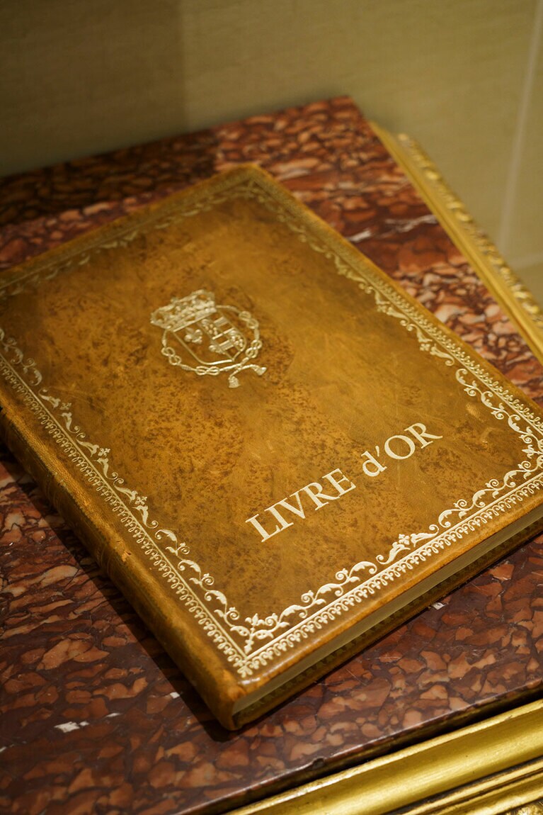 ホテルに伝わるゲストブックには、様々な賓客が名を残している。