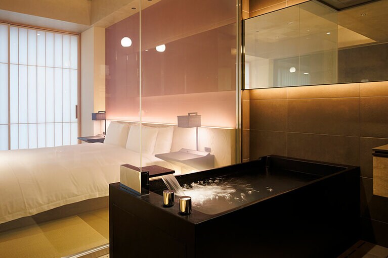 ダブルベッドのある「百合」は、ワーケーションにもほどよいコージーな居心地。