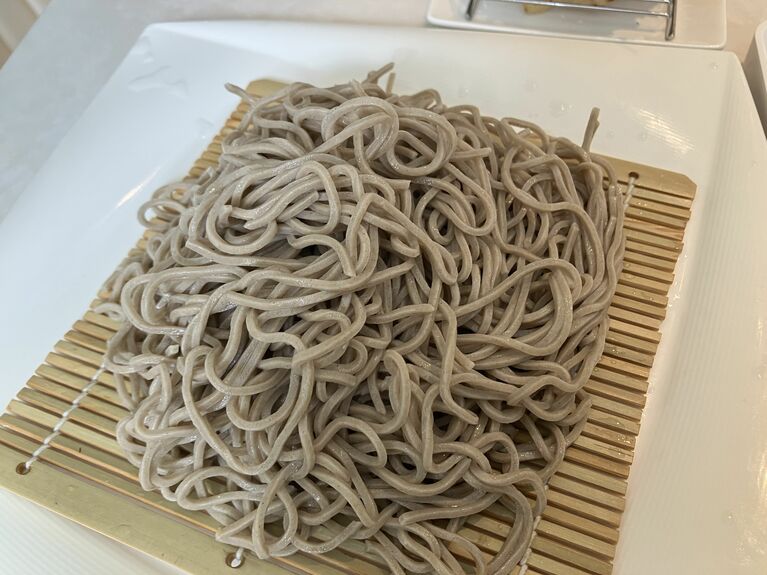 そばは加水が低めでやや硬めのコシがある