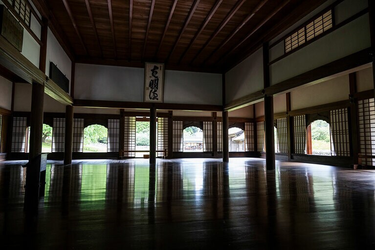 300年以上前、当時の技術の粋を尽くして造られた講堂。丸く太い柱は檜、床は栂（とが）の木が使用され、漆が塗られている。磨きこまれている床は今なお美しく、まるで鏡のように周囲の景色を映す。