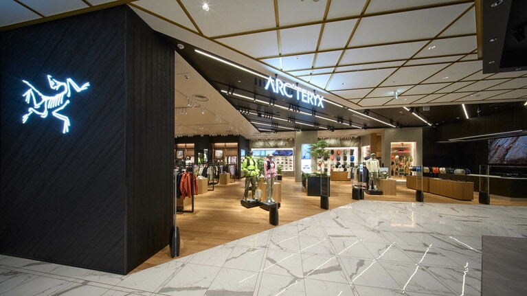 店舗は、スポーツやアウトドアブランドが並ぶ2階の一角に位置する。