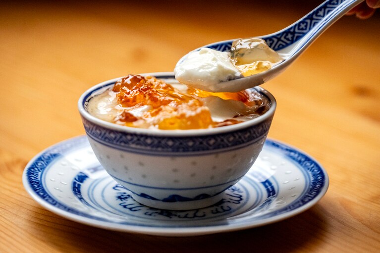 「ピーチガム ションペイナイ（桃胶双皮奶）」710円。