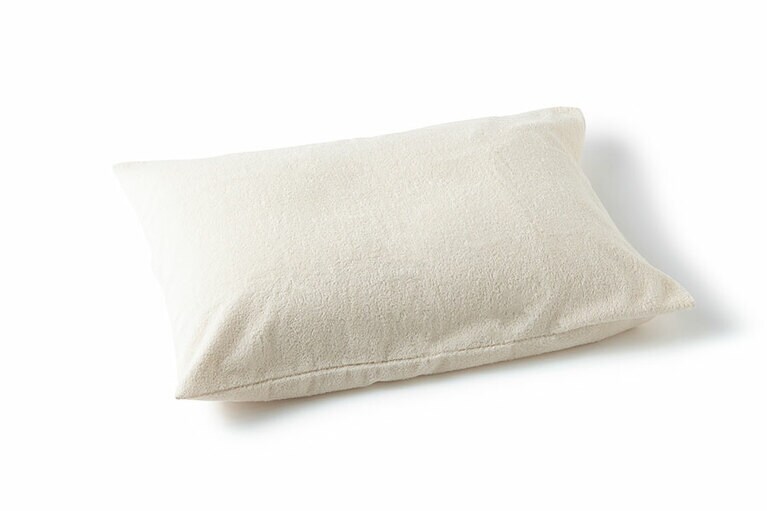 枕 11,000円、ピローケース 43×63cm 4,180円／メイド・イン・アース