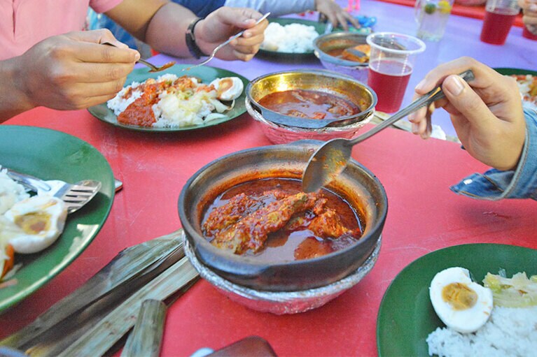 魚はサワラ、エイ、カツオ、アジなどから好きなものを選ぶ。だしが出るように骨ごと煮込まれているので、平皿に魚を取り出し、骨を除いて食べよう。とくに骨の近くの身がふっくらとしておいしい。写真提供：ハムザさん。