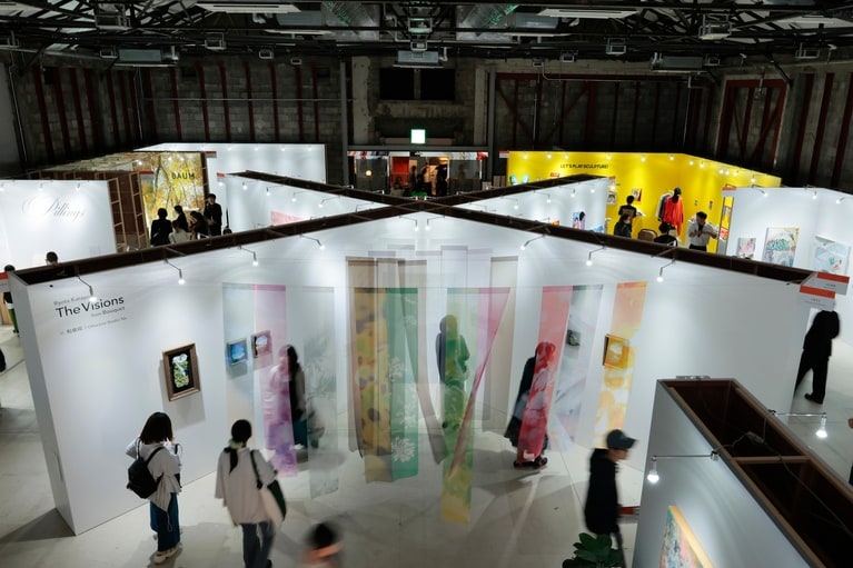 アーティストやアートコミュニティ、現在進行形の表現や想像力が交差する場を創出。