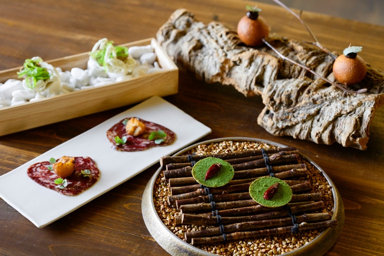 手前から時計回りに、猪のリエットを詰めた「タルト」「猪のサラミ」「鮎のパテ」「ジビエドッグ」。