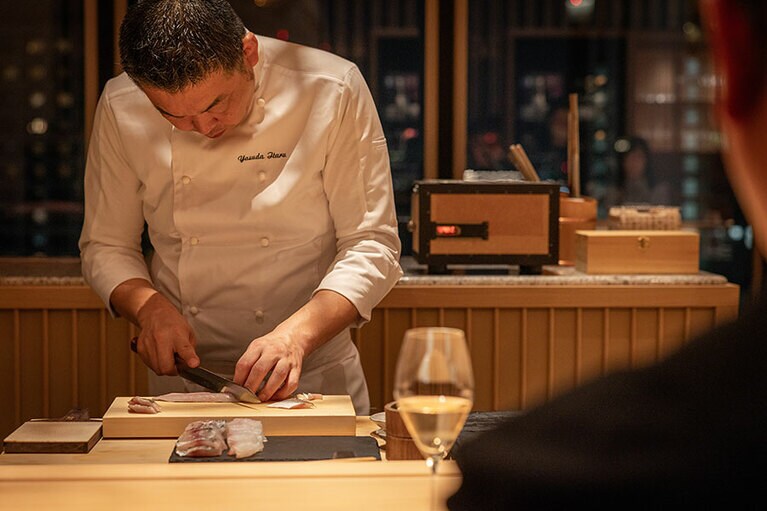 カウンター越しに夜景が広がる。