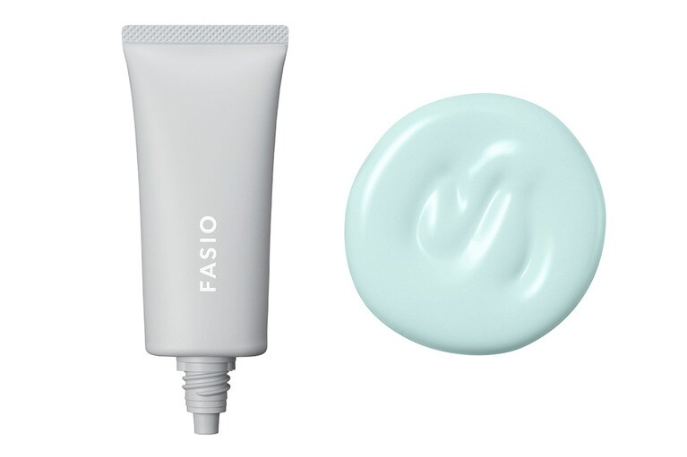 青すぎず緑すぎずの絶妙なミントブルーなので、変に白浮きせず、顔色も悪く見えず、使いやすい。