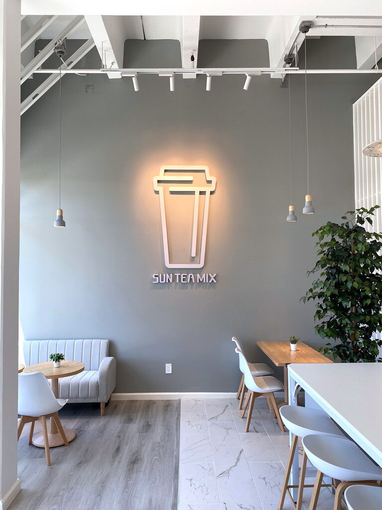 おしゃれなサンティーミックスの店内。早くここで座って集いたいわ〜。