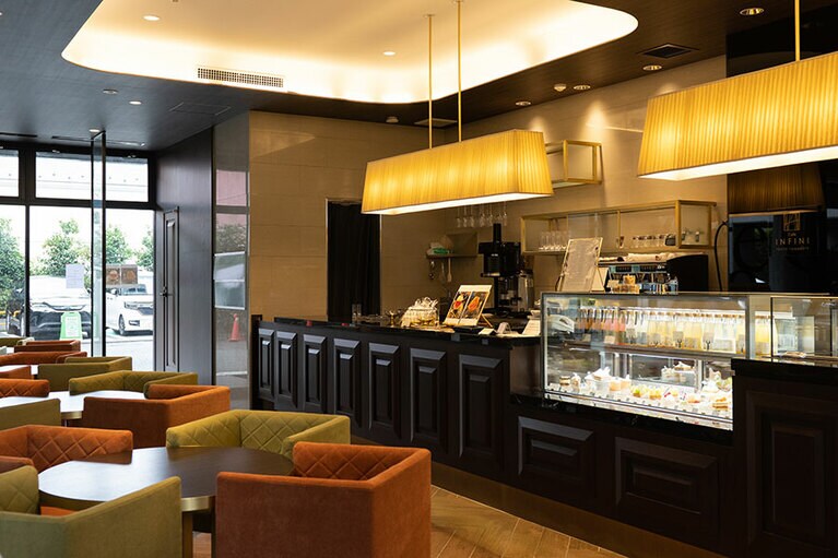 シックなパティスリー。イートインはソファでゆったりできる。