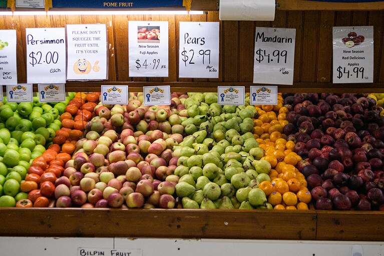 収穫シーズンになると、さまざまなりんごが店頭に。