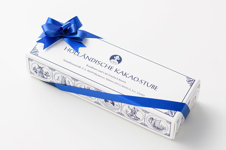このリボンがかわいい！ と編集部でも大好評なホレンディッシェ・カカオシュトゥーベのラッピング。