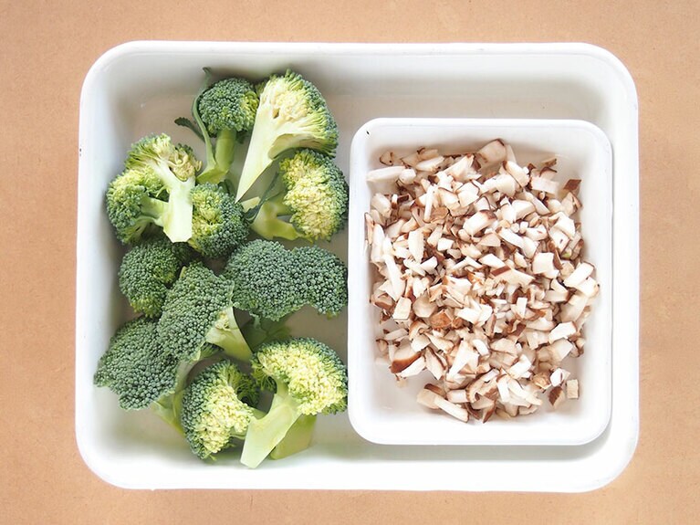 ブロッコリーは房に切り、椎茸は石づきを切り落とし、細かく切る。