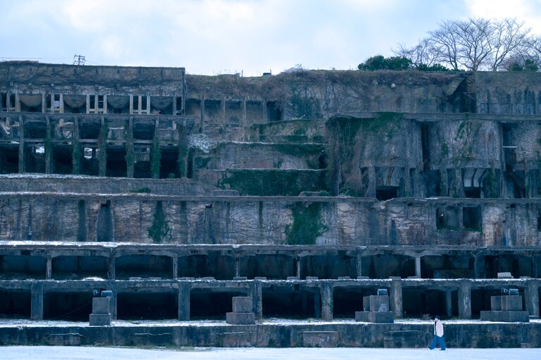 俳優・山田杏奈さんといく、世界遺産の島・佐渡島。雪景色の北沢浮遊選鉱場は神秘的な風景【通いたくなる島、佐渡】