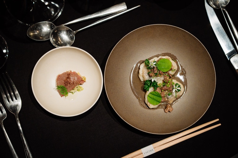 グロホヴィナ氏による、キノコのピェロギに牛肉のソテーをのせた贅沢なひと皿。